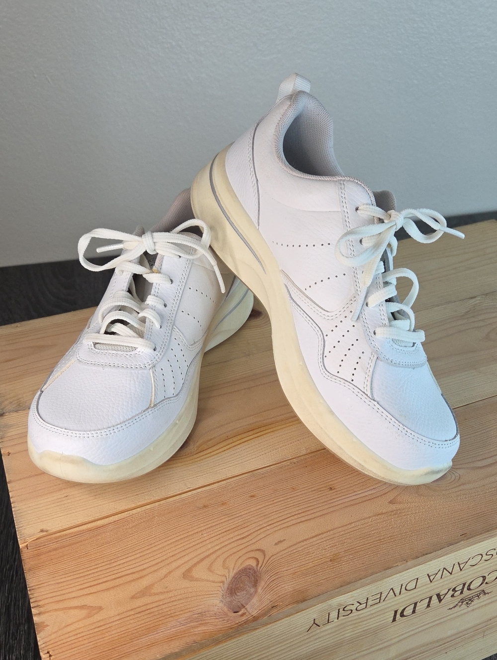 Skechers Go GO MAT GO MAT 7.5 White Women's Lace-Up Sneakers EUC Leather.
